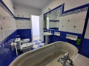 Superior Apartment | Bathroom | Shower, free toiletries, hair dryer, towels