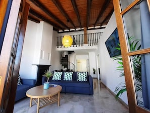 Apartament superior | Sala d'estar | Televisor de plasma de 50 polzades amb canals per cable i Netflix