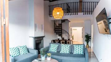 高級公寓 | 客廳 | 50-吋電漿電視、有線頻道、Netflix、串流服務