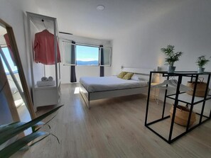 Loft | Ropa de cama de alta calidad, edredón, muebles diferentes y escritorio 