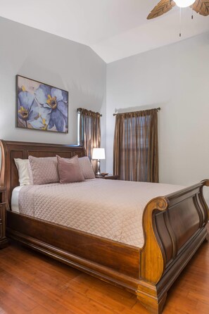 3 室のベッドルーム、デスク、アイロン / アイロン台、旅行用ベビーベッド