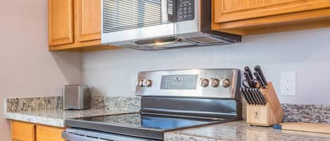 Coffee/tea maker, fridge, microwave, oven