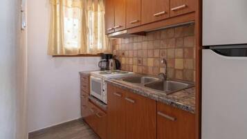 Een koelkast, een magnetron, een oven, een kookplaat