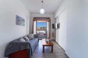 TV - Virginia’s house: Holiday Home with Balcony, Wi-Fi, and Air Conditioning (Andros)