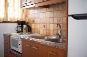 Fridge, microwave, oven, stovetop - Virginia’s house: Holiday Home with Balcony, Wi-Fi, and Air Conditioning (Andros)