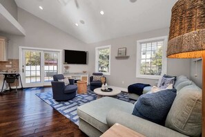 TV, fireplace, offices - Tee n’ Sea | Luxury Getaway - Golf & Coastal Views (Groton)