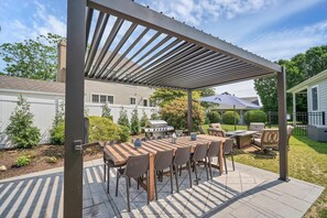 Outdoor dining - Tee n’ Sea | Luxury Getaway - Golf & Coastal Views (Groton)