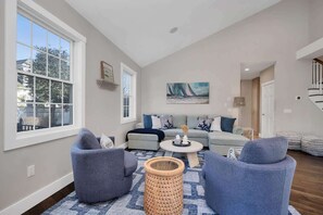 TV, fireplace, offices - Tee n’ Sea | Luxury Getaway - Golf & Coastal Views (Groton)