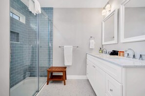 Dusch, hårtork och handdukar