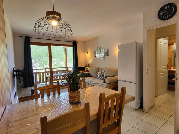 Interior - Ski-in/Ski-out Apartment with Pool, 4/5 people, Les Orres 1800 (Les Orres)