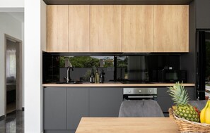 Køleskab, opvaskemaskine, kaffe-/temaskine