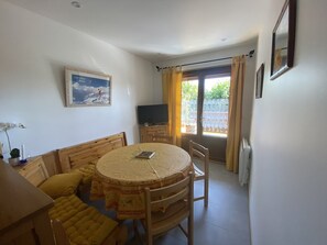 Dining - 5-person apt, Cernix center, near slopes & shops, pets allowed, parking, balcony (Crest-Voland)