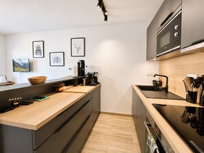 Wasserkocher mit Kaffee-/Teezubehör, Kühlschrank, Mikrowelle, Ofen
