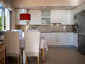 Mikrobølgeovn, ovn, opvaskemaskine, kaffe-/temaskine