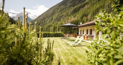 Farm Stay at Angererhof – Apartment 'Hannes' with Mountain View, Garden & Wi-Fi