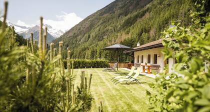 Angererhof - Holiday Apartment 'Hannes' with Mountain View, Shared Garden and Wi-Fi