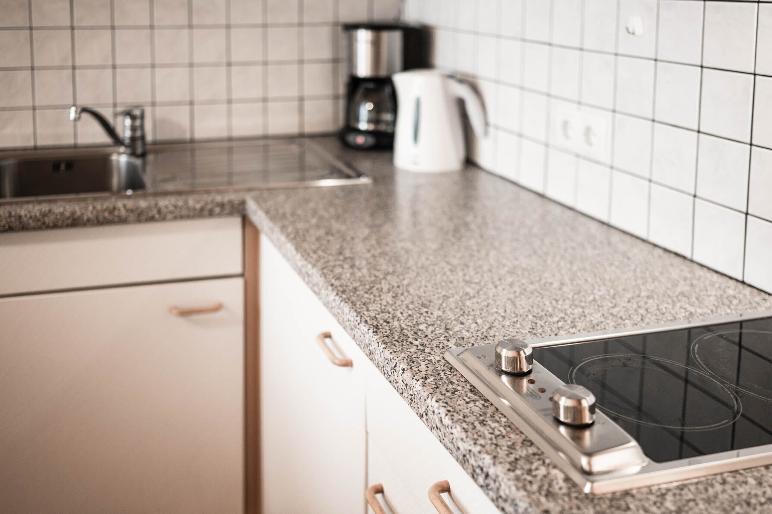 Réfrigérateur, plaque de cuisson, cafetière/bouilloire