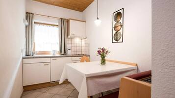 Réfrigérateur, plaque de cuisson, cafetiÚre/bouilloire