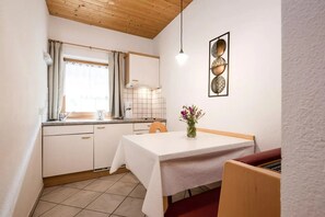 Kylskåp, spishäll, kaffe- och tebryggare och vattenkokare