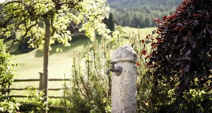 Angererhof - Holiday Apartment 'Simon' with Mountain View, Private Garden and Wi-Fi
