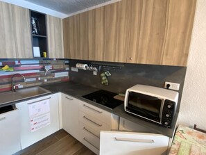 Kühlschrank, Ofen, Geschirrspüler, Wasserkocher