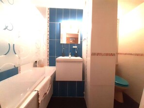 Ein Badezimmer mit Badewanne, Waschbecken und Toilette.