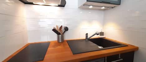 Micro-ondes, plaque de cuisson, cafetiĂšre/bouilloire