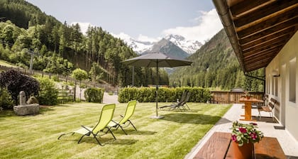 Angererhof - Holiday Apartment 'Leni' with Mountain View, Private Garden and Wi-Fi