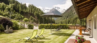 Angererhof - Holiday Apartment 'Leni' with Mountain View, Private Garden and Wi-Fi