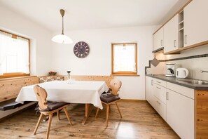 Dining - Angererhof - Holiday Apartment 'Leni' with Mountain View, Private Garden and Wi-Fi (Sand in Taufers)