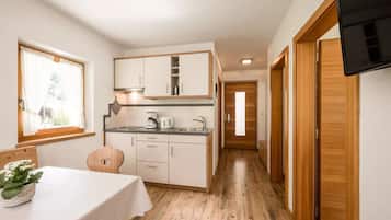 Fridge, stovetop, coffee/tea maker, electric kettle