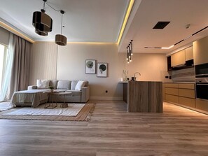 Smart TV - Modern-Chic 1BR in The Greens - Central Dubai (Dubai)