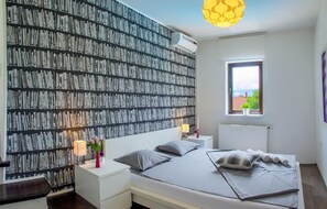 3 室のベッドルーム、旅行用ベビーベッド、WiFi (無料)、ベッドシーツ