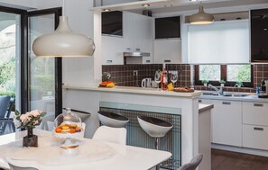 Een koelkast, een magnetron, een oven, een vaatwasser