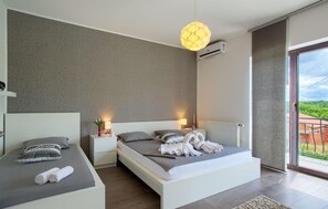 3 Schlafzimmer, Reisekinderbett, kostenloses WLAN, Bettwäsche