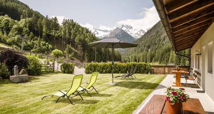 Angererhof - Holiday Apartment 'Anton' with Mountain View, Balcony and Wi-Fi