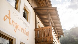 Ein Gebäude mit der Aufschrift 'APPARTMENT Angererhof', das einen Wohnbereich kennzeichnet.