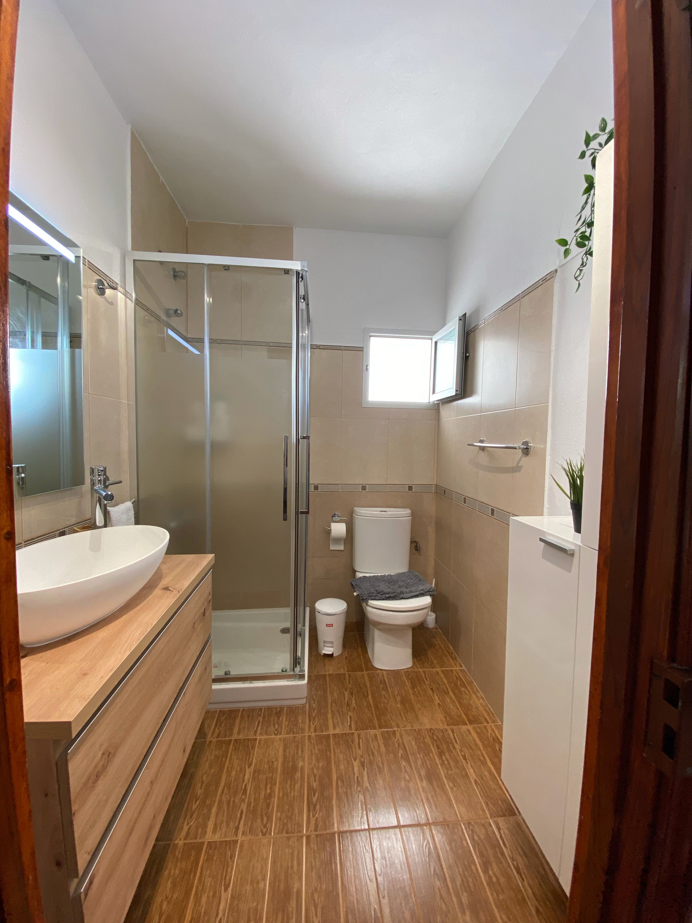 Studio | Badkamer | Een douche, handdoeken, zeep, shampoo