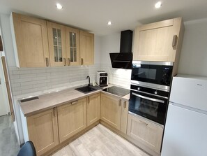 Réfrigérateur, micro-ondes, four, plaque de cuisson