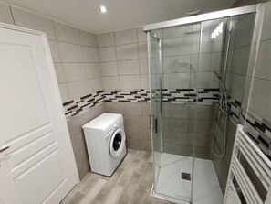 Ducha, secador de pelo, toallas, jabón