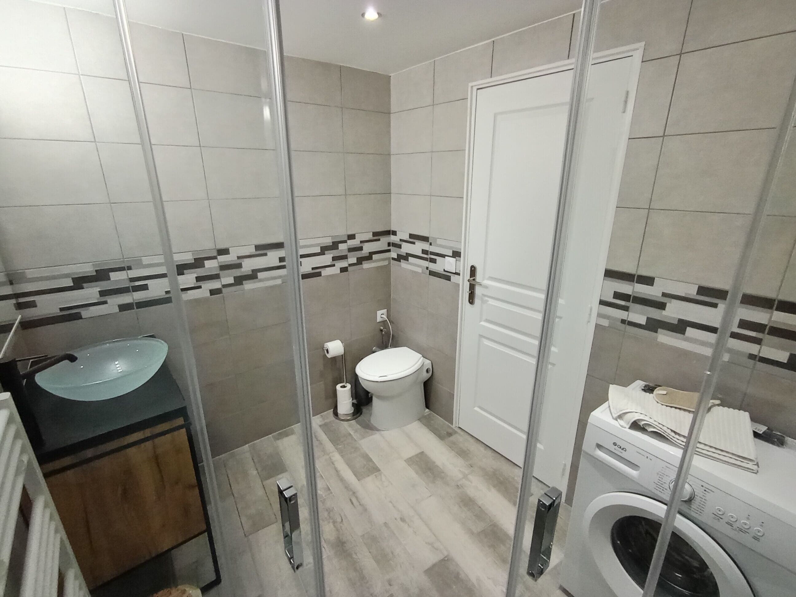 Een douche, een haardroger, handdoeken, zeep