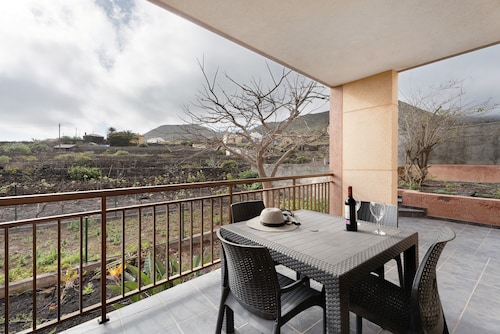 Holiday Home 'Casa Girdana' with Sea View, Private Terrace and Wi-Fi