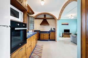 Een koelkast, een microgolfoven, een oven, een kookplaat