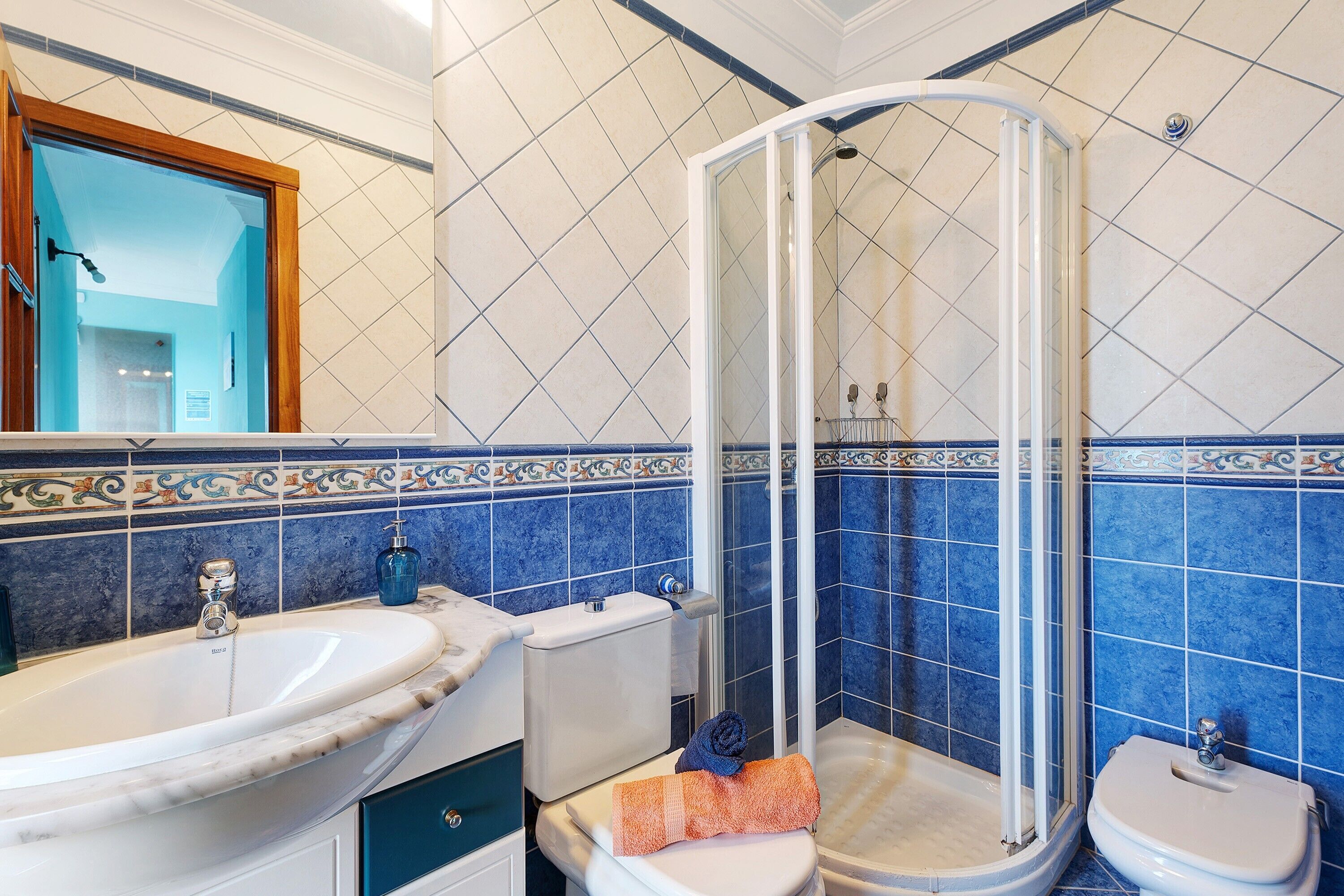 Een douche, een haardroger, handdoeken