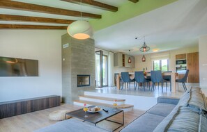 Fernseher, Kamin, Tischtennisplatte