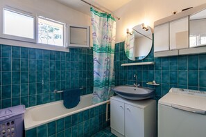 Suihku, hiustenkuivaaja, pyyhkeet