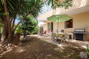 Outdoor dining - Apartment 'Appartement Dans Cadre De Verdure' with Private Terrace, Private Garden and Wi-Fi (LA-SEYNE-SUR-MER)