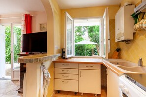 Fridge, microwave, oven, stovetop - Apartment 'Appartement Dans Cadre De Verdure' with Private Terrace, Private Garden and Wi-Fi (LA-SEYNE-SUR-MER)