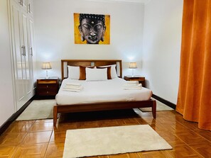 3 chambres, coffres-forts dans les chambres, fer et planche à repasser