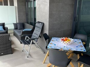 Outdoor dining - Apartment 'Sunset Waves' with Sea View, Wi-Fi and Air Conditioning (Benidorm)